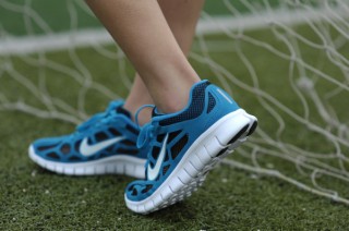 Порвалась сетка на кроссовках: простые способы ремонта